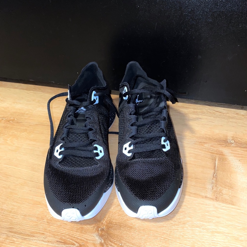 Black Jordan’s with white splatter paint - Picture 5 of 6